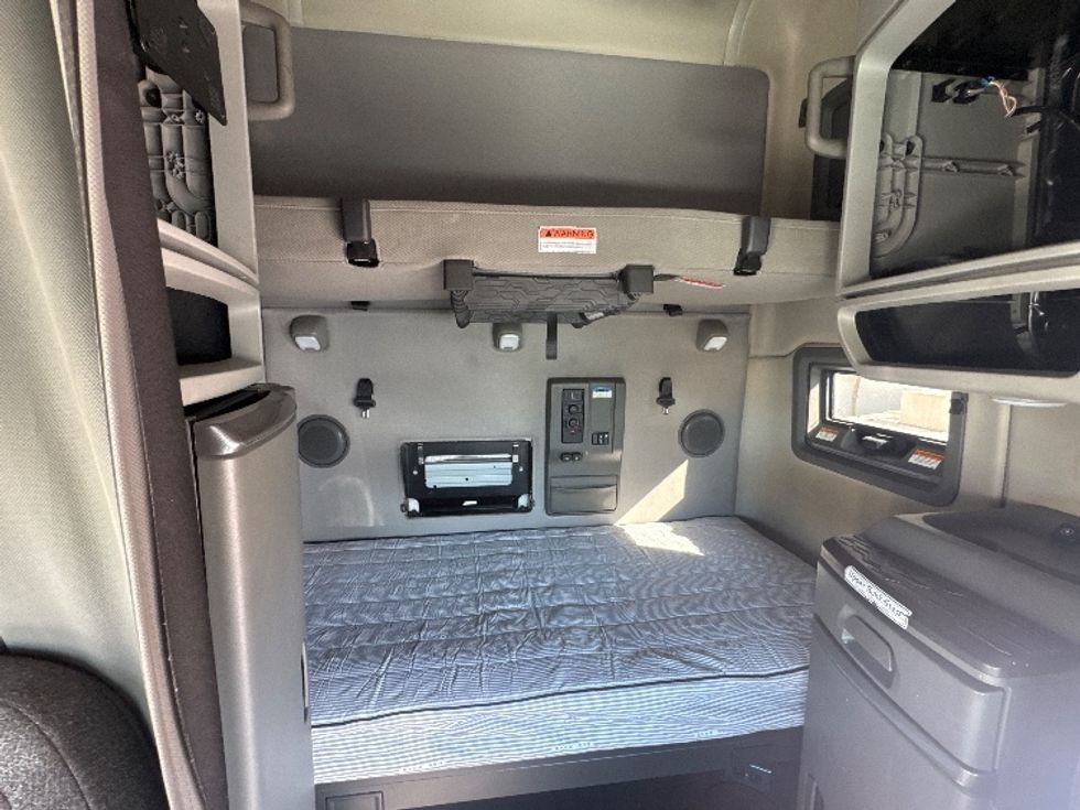 Sleeper Tractor-Heavy Duty Tractors-Volvo-2022-VNL64760-El Paso-TX-462,389\n\t\tmiles-$ 82,500 - Image 16