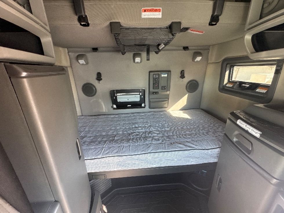 Sleeper Tractor-Heavy Duty Tractors-Volvo-2022-VNL64760-El Paso-TX-462,389\n\t\tmiles-$ 82,500 - Image 17