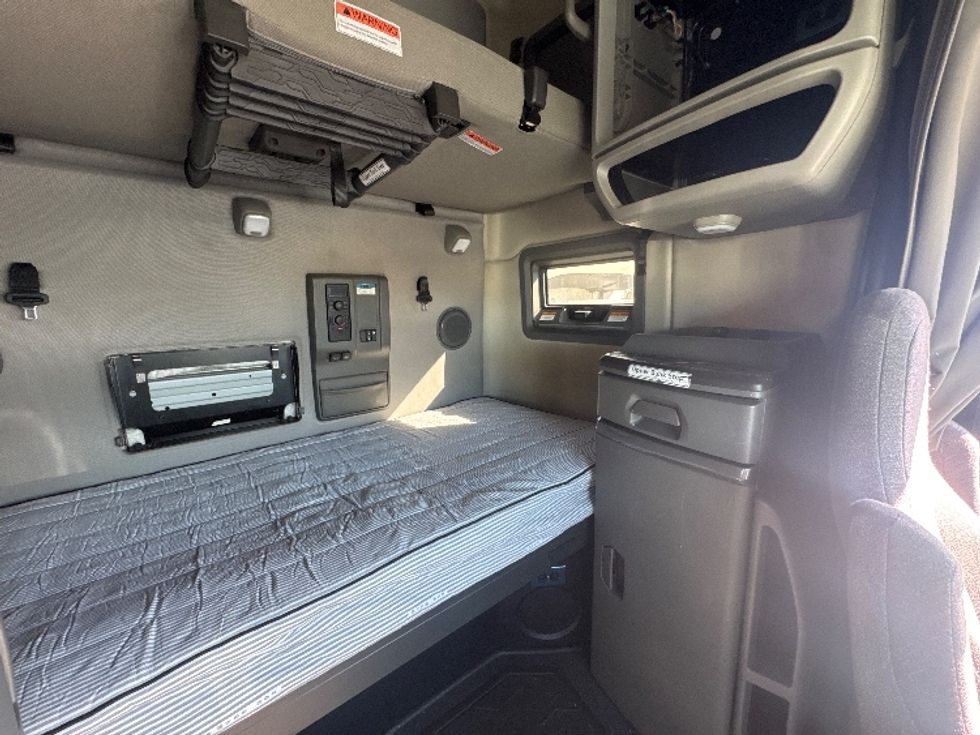 Sleeper Tractor-Heavy Duty Tractors-Volvo-2022-VNL64760-El Paso-TX-462,389\n\t\tmiles-$ 82,500 - Image 18