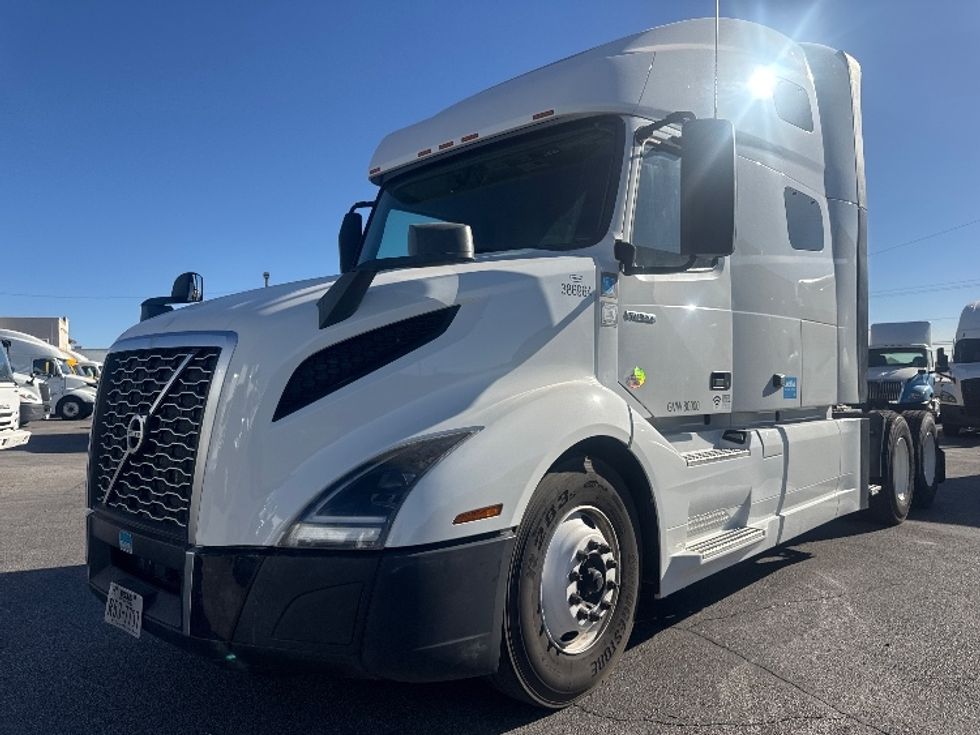 Sleeper Tractor-Heavy Duty Tractors-Volvo-2022-VNL64760-El Paso-TX-462,389\n\t\tmiles-$ 82,500 - Image 3