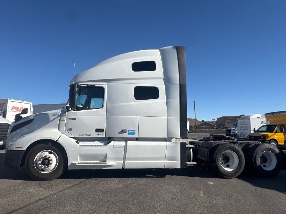 Sleeper Tractor-Heavy Duty Tractors-Volvo-2022-VNL64760-El Paso-TX-462,389\n\t\tmiles-$ 82,500 - Image 4