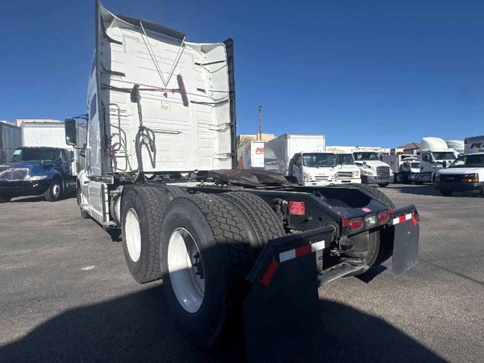 Sleeper Tractor-Heavy Duty Tractors-Volvo-2022-VNL64760-El Paso-TX-462,389\n\t\tmiles-$ 82,500 - Image 5