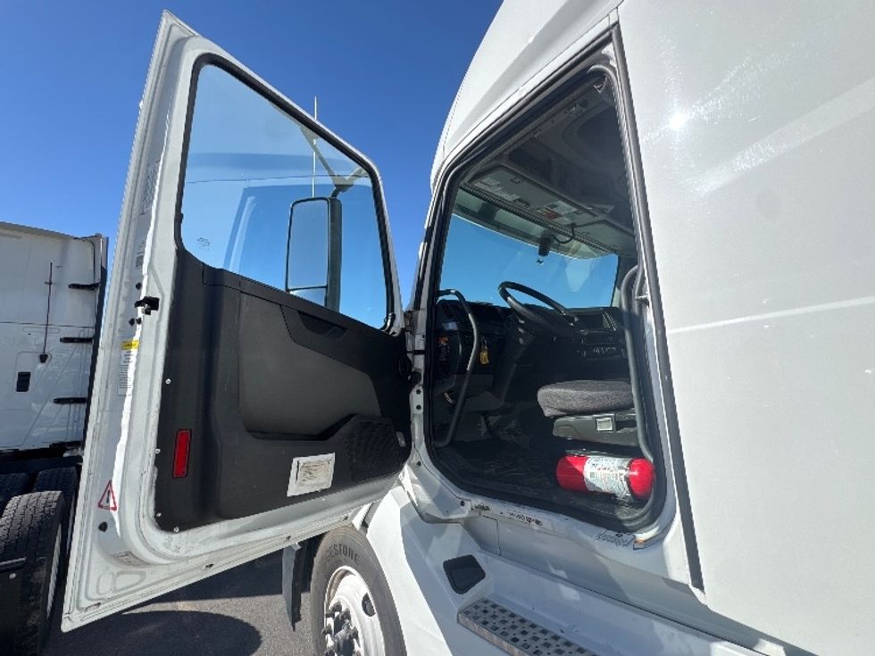 Sleeper Tractor-Heavy Duty Tractors-Volvo-2022-VNL64760-El Paso-TX-462,389\n\t\tmiles-$ 82,500 - Image 9