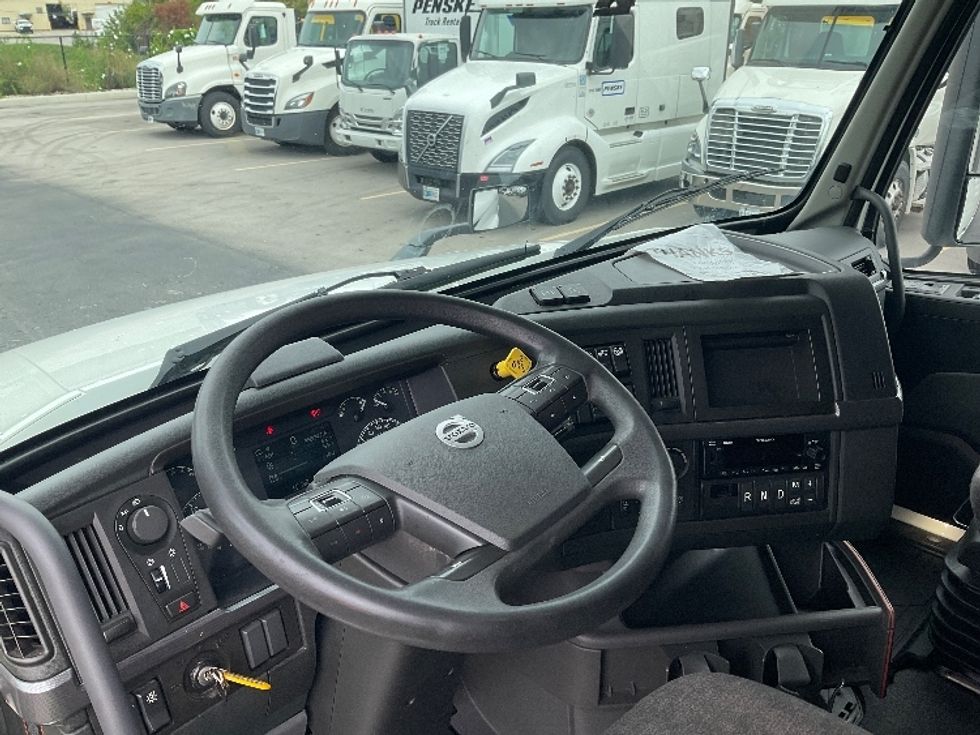 Sleeper Tractor-Heavy Duty Tractors-Volvo-2022-VNL64760-Erlanger-KY-384,185\n\t\tmiles-$ 84,500 - Image 10