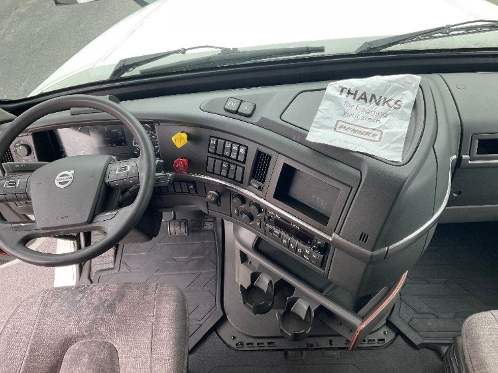 Sleeper Tractor-Heavy Duty Tractors-Volvo-2022-VNL64760-Erlanger-KY-384,185\n\t\tmiles-$ 84,500 - Image 12