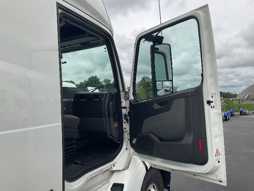 Sleeper Tractor-Heavy Duty Tractors-Volvo-2022-VNL64760-Erlanger-KY-384,185\n\t\tmiles-$ 84,500 - Image 13