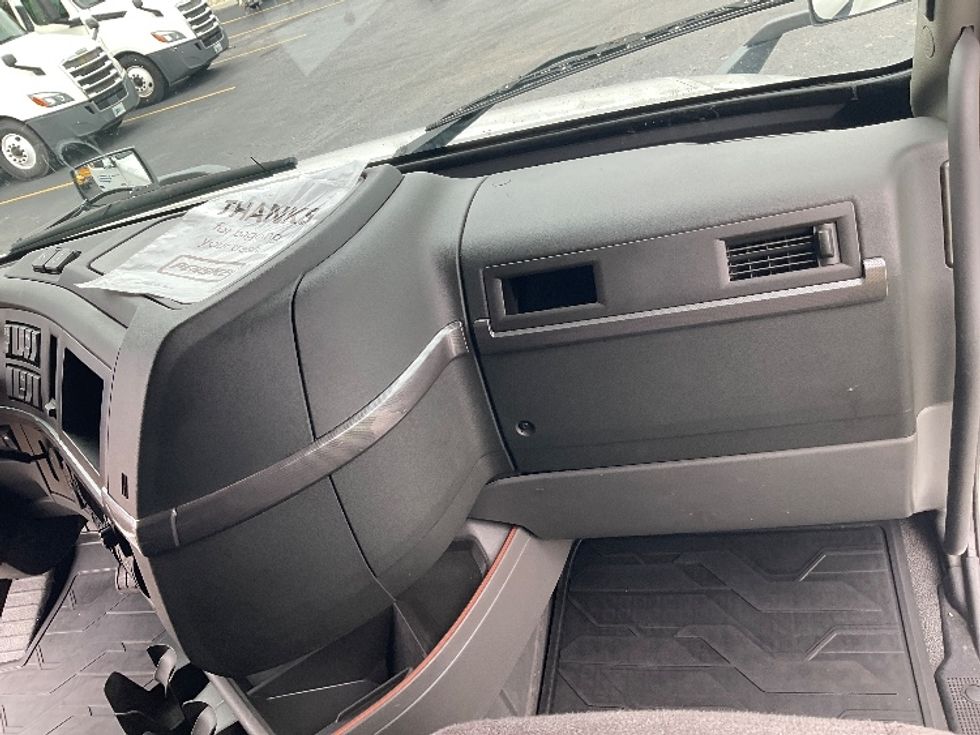 Sleeper Tractor-Heavy Duty Tractors-Volvo-2022-VNL64760-Erlanger-KY-384,185\n\t\tmiles-$ 84,500 - Image 14