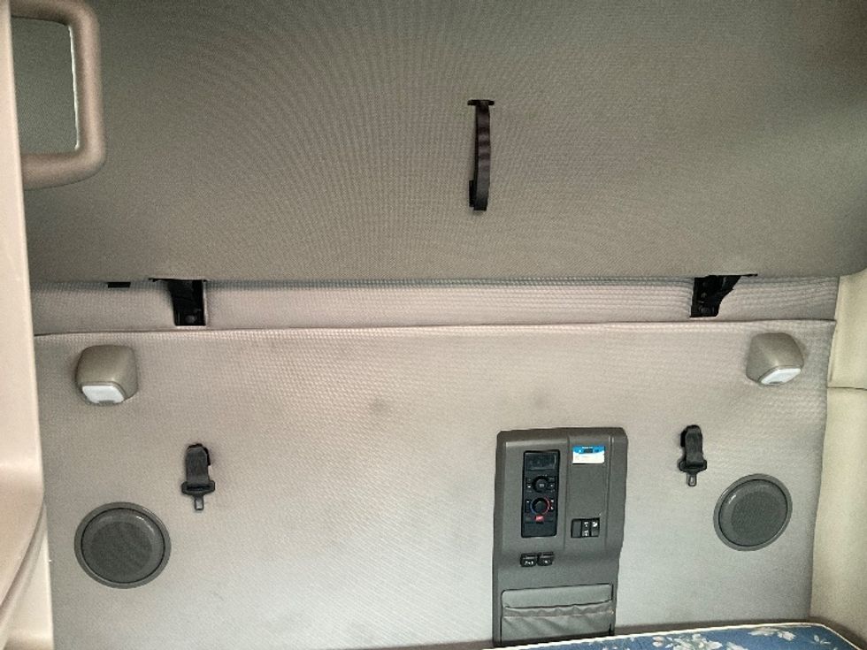 Sleeper Tractor-Heavy Duty Tractors-Volvo-2022-VNL64760-Erlanger-KY-384,185\n\t\tmiles-$ 84,500 - Image 16