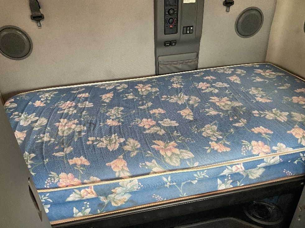 Sleeper Tractor-Heavy Duty Tractors-Volvo-2022-VNL64760-Erlanger-KY-384,185\n\t\tmiles-$ 84,500 - Image 17