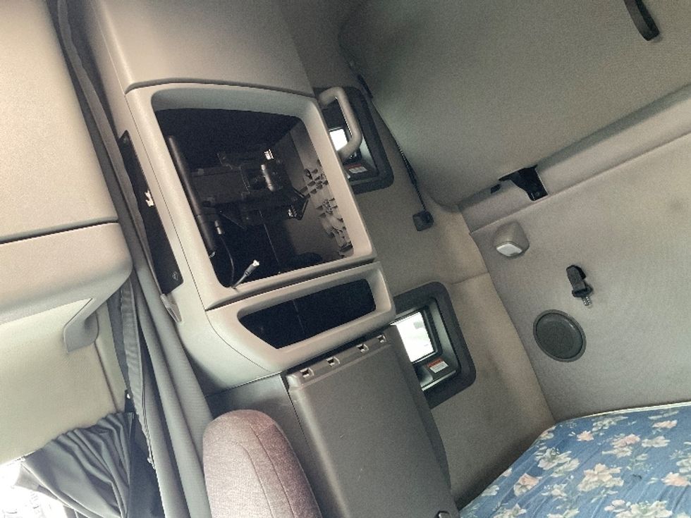 Sleeper Tractor-Heavy Duty Tractors-Volvo-2022-VNL64760-Erlanger-KY-384,185\n\t\tmiles-$ 84,500 - Image 19