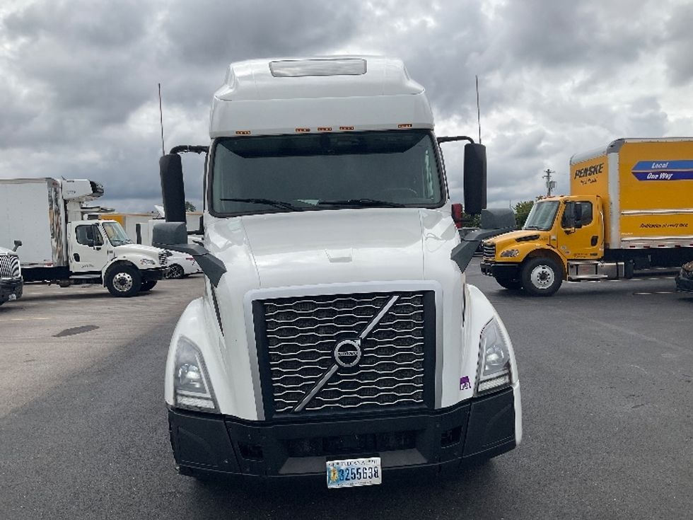 Sleeper Tractor-Heavy Duty Tractors-Volvo-2022-VNL64760-Erlanger-KY-384,185\n\t\tmiles-$ 84,500 - Image 2