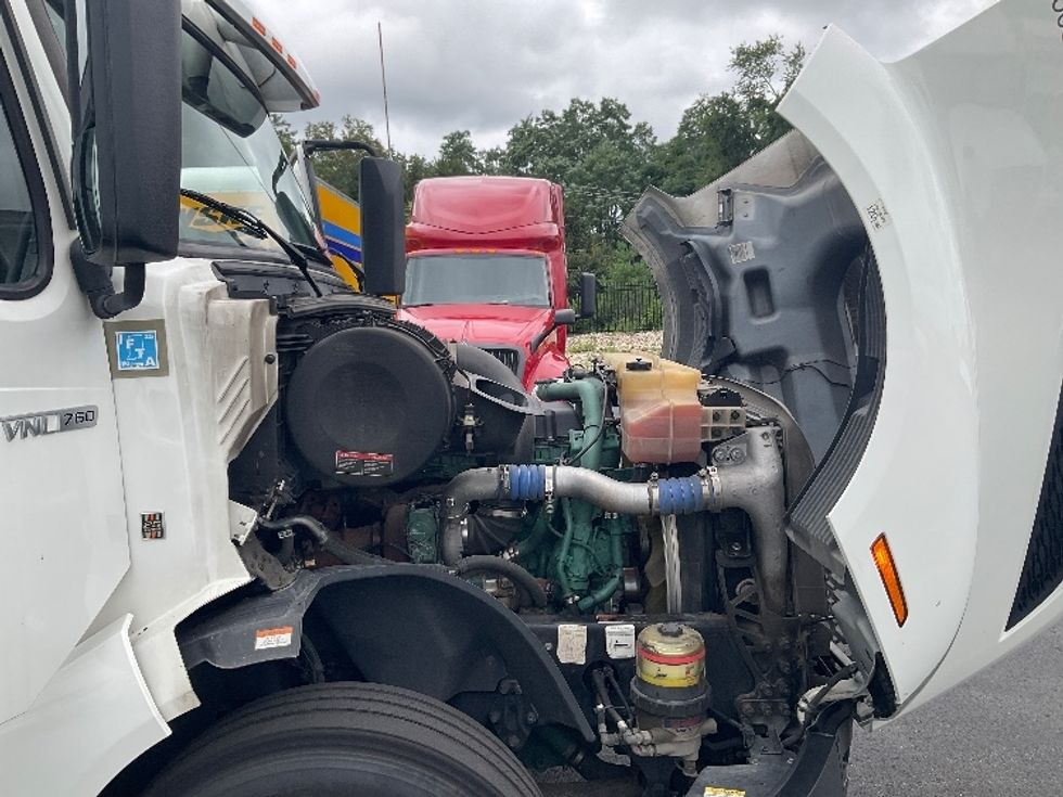 Sleeper Tractor-Heavy Duty Tractors-Volvo-2022-VNL64760-Erlanger-KY-384,185\n\t\tmiles-$ 84,500 - Image 20