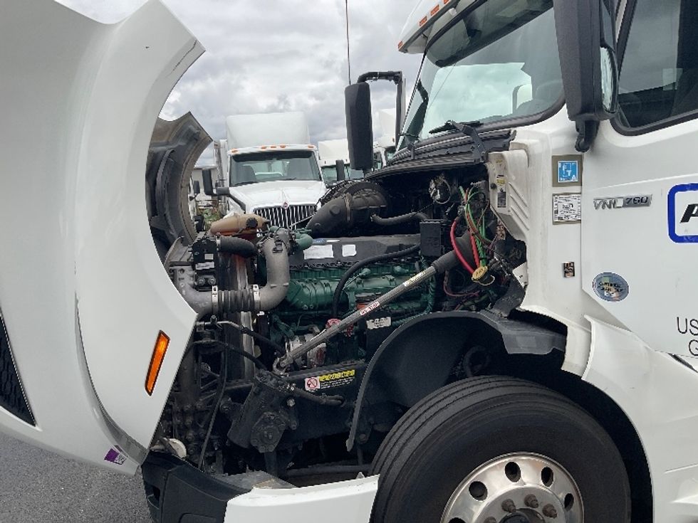 Sleeper Tractor-Heavy Duty Tractors-Volvo-2022-VNL64760-Erlanger-KY-384,185\n\t\tmiles-$ 84,500 - Image 21