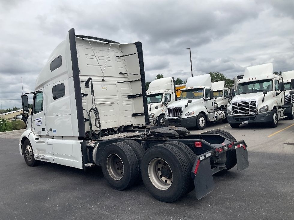 Sleeper Tractor-Heavy Duty Tractors-Volvo-2022-VNL64760-Erlanger-KY-384,185\n\t\tmiles-$ 84,500 - Image 5