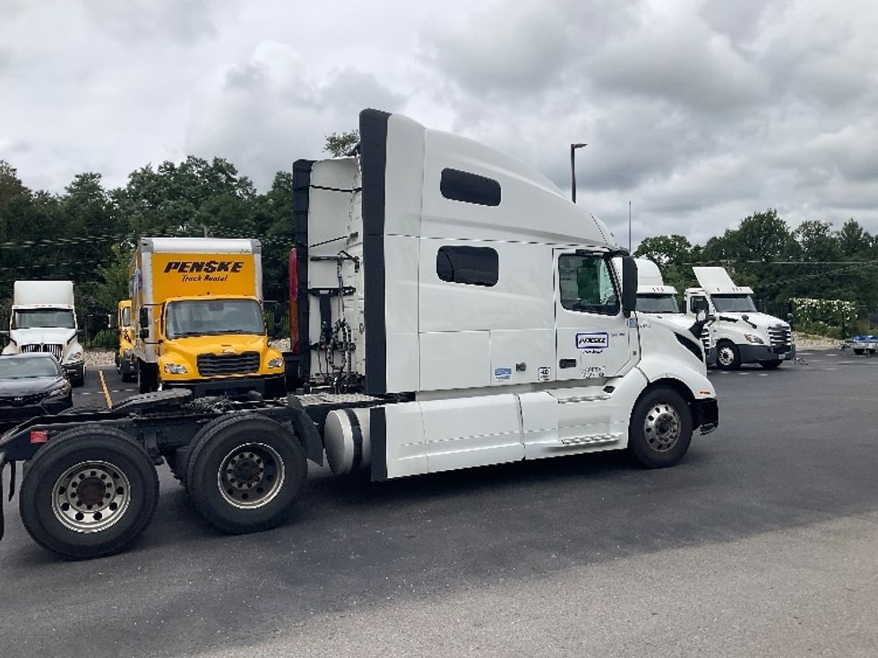 Sleeper Tractor-Heavy Duty Tractors-Volvo-2022-VNL64760-Erlanger-KY-384,185\n\t\tmiles-$ 84,500 - Image 8