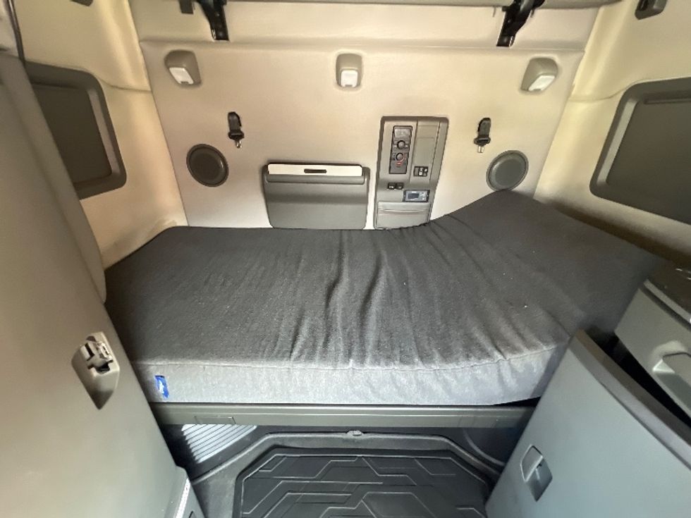 Sleeper Tractor-Heavy Duty Tractors-Volvo-2022-VNL64760-Essex-MD-430,944\n\t\tmiles-$ 76,750 - Image 16