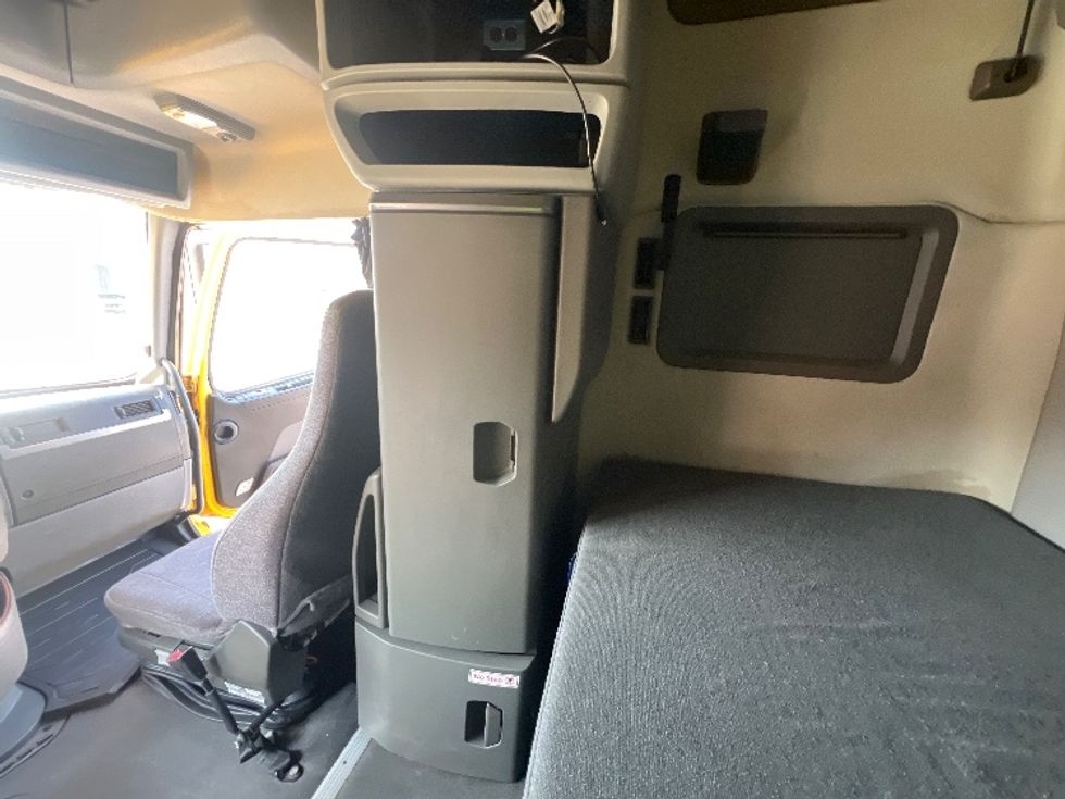 Sleeper Tractor-Heavy Duty Tractors-Volvo-2022-VNL64760-Essex-MD-430,944\n\t\tmiles-$ 76,750 - Image 19