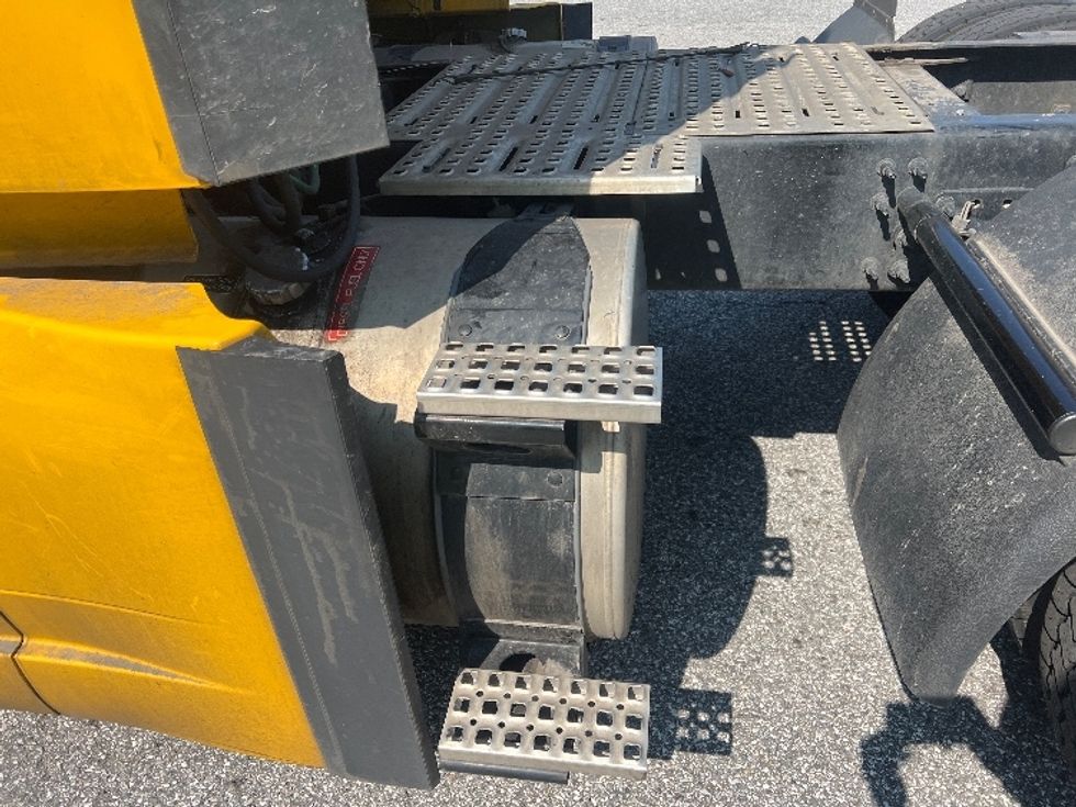 Sleeper Tractor-Heavy Duty Tractors-Volvo-2022-VNL64760-Essex-MD-430,944\n\t\tmiles-$ 76,750 - Image 22