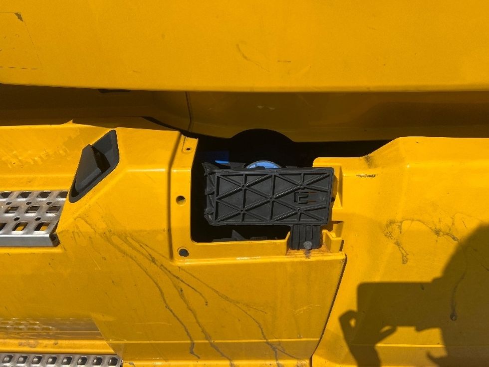 Sleeper Tractor-Heavy Duty Tractors-Volvo-2022-VNL64760-Essex-MD-430,944\n\t\tmiles-$ 76,750 - Image 23