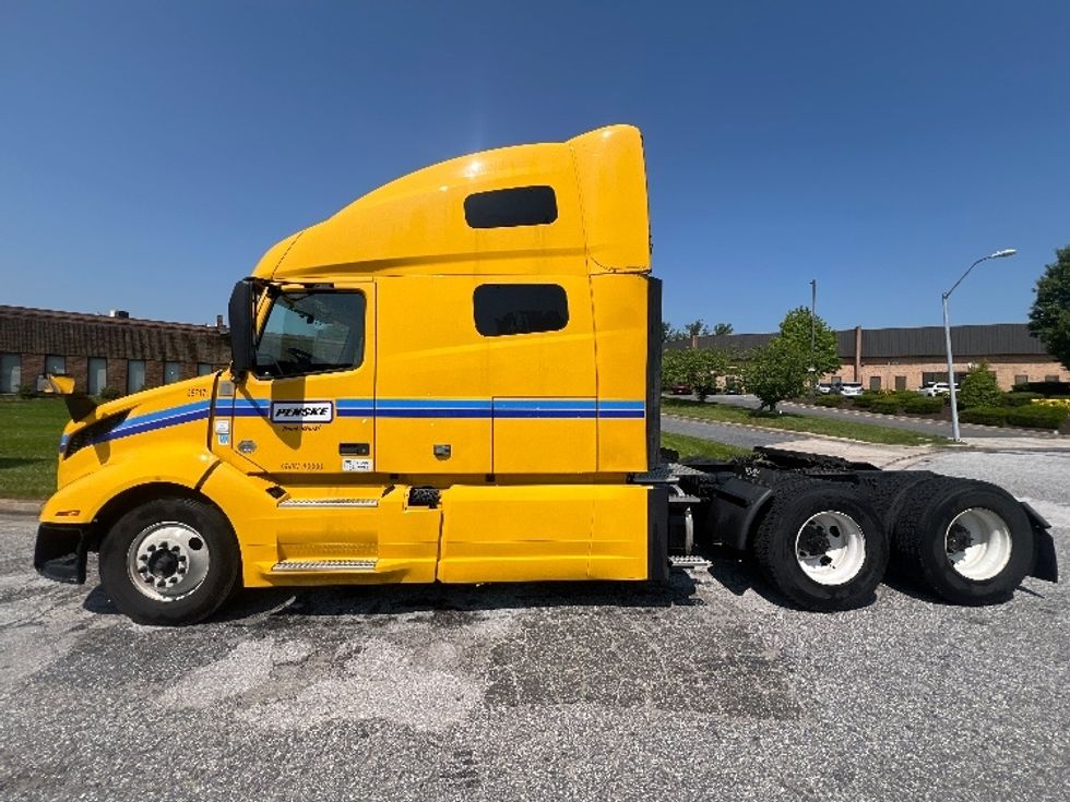 Sleeper Tractor-Heavy Duty Tractors-Volvo-2022-VNL64760-Essex-MD-430,944\n\t\tmiles-$ 76,750 - Image 4