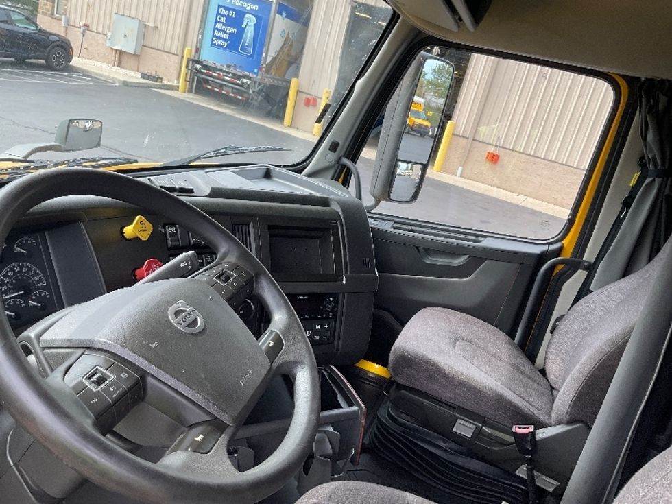 Sleeper Tractor-Heavy Duty Tractors-Volvo-2022-VNL64760-Essex-MD-586,130\n\t\tmiles-$ 60,000 - Image 10