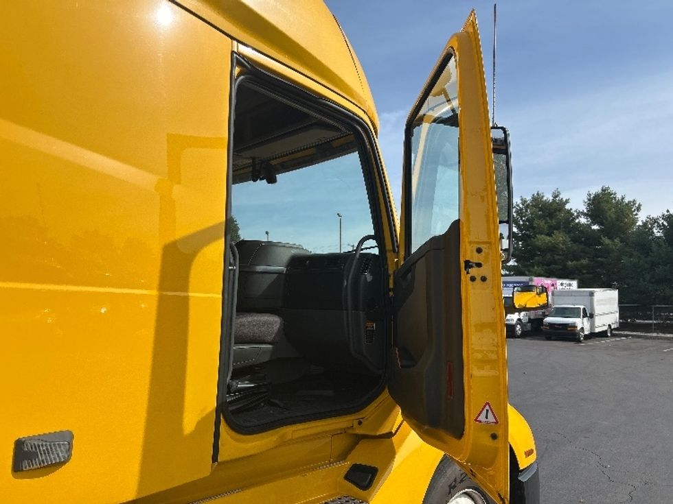 Sleeper Tractor-Heavy Duty Tractors-Volvo-2022-VNL64760-Essex-MD-586,130\n\t\tmiles-$ 60,000 - Image 13