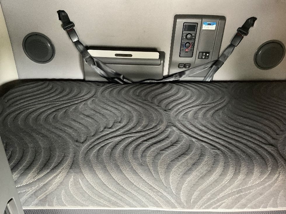 Sleeper Tractor-Heavy Duty Tractors-Volvo-2022-VNL64760-Essex-MD-586,130\n\t\tmiles-$ 60,000 - Image 17