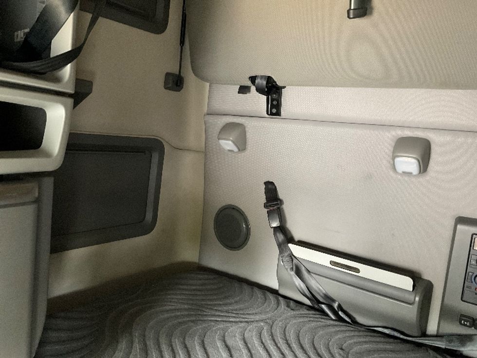 Sleeper Tractor-Heavy Duty Tractors-Volvo-2022-VNL64760-Essex-MD-586,130\n\t\tmiles-$ 60,000 - Image 18