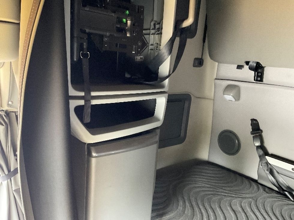 Sleeper Tractor-Heavy Duty Tractors-Volvo-2022-VNL64760-Essex-MD-586,130\n\t\tmiles-$ 60,000 - Image 19