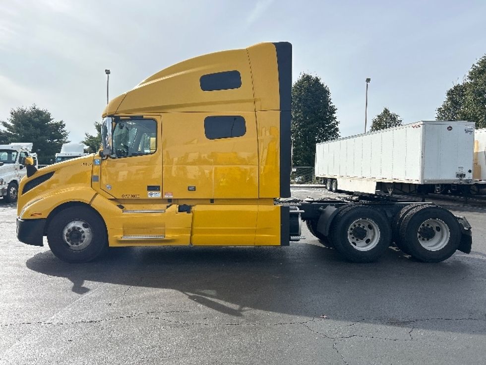 Sleeper Tractor-Heavy Duty Tractors-Volvo-2022-VNL64760-Essex-MD-586,130\n\t\tmiles-$ 60,000 - Image 4