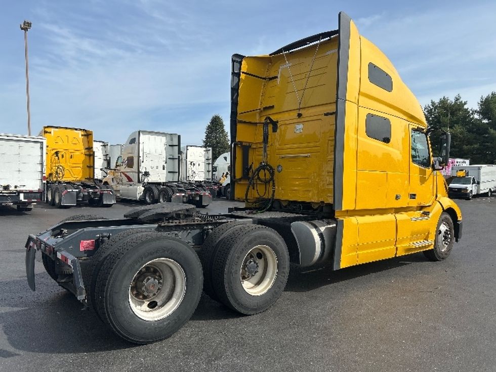 Sleeper Tractor-Heavy Duty Tractors-Volvo-2022-VNL64760-Essex-MD-586,130\n\t\tmiles-$ 60,000 - Image 7