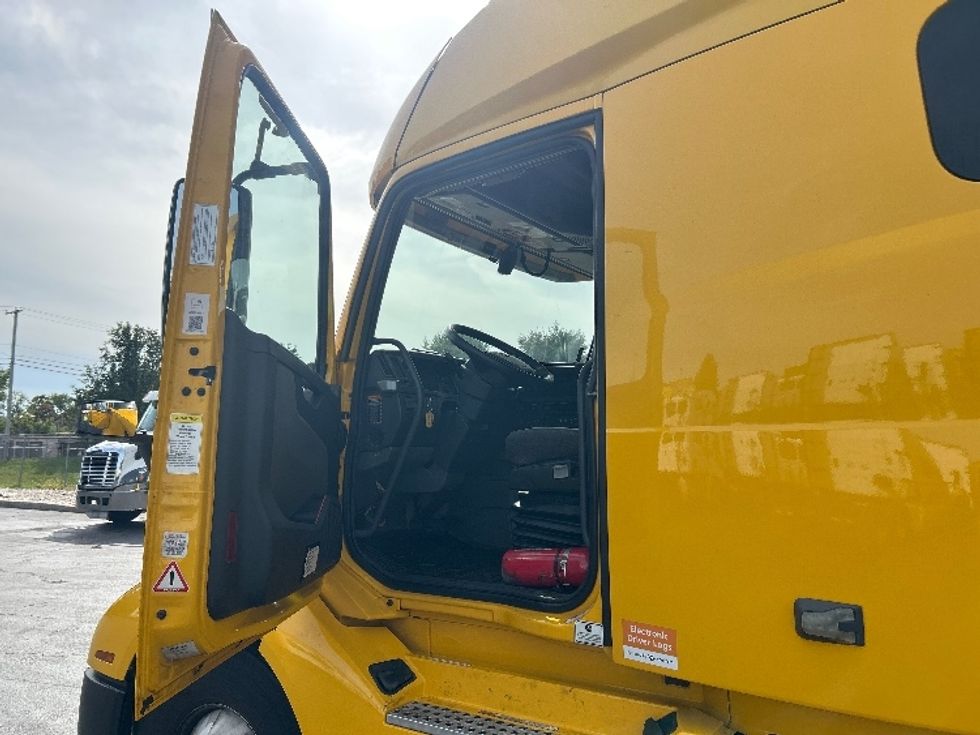 Sleeper Tractor-Heavy Duty Tractors-Volvo-2022-VNL64760-Essex-MD-586,130\n\t\tmiles-$ 60,000 - Image 9