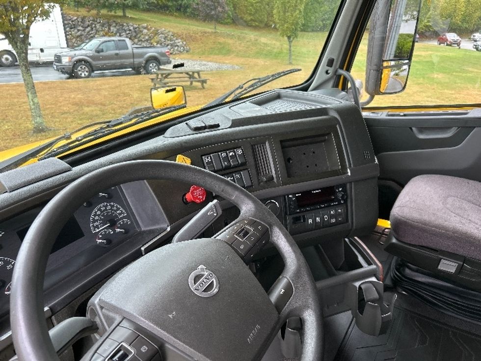 Sleeper Tractor-Heavy Duty Tractors-Volvo-2022-VNL64760-Fitchburg-MA-377,237\n\t\tmiles-$ 79,750 - Image 10