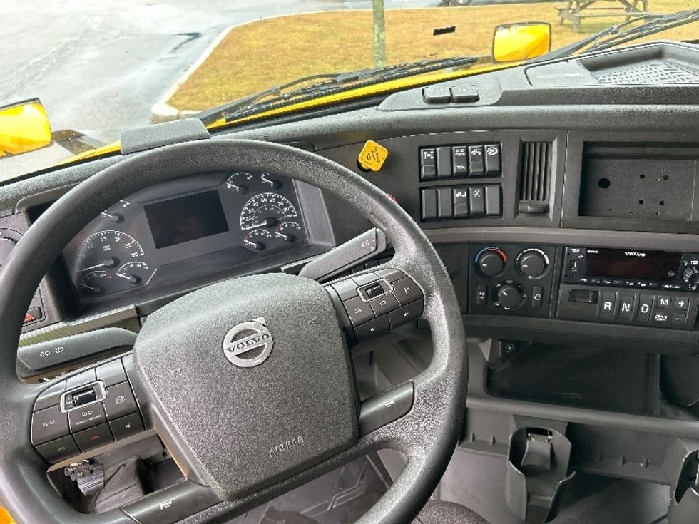 Sleeper Tractor-Heavy Duty Tractors-Volvo-2022-VNL64760-Fitchburg-MA-377,237\n\t\tmiles-$ 79,750 - Image 11
