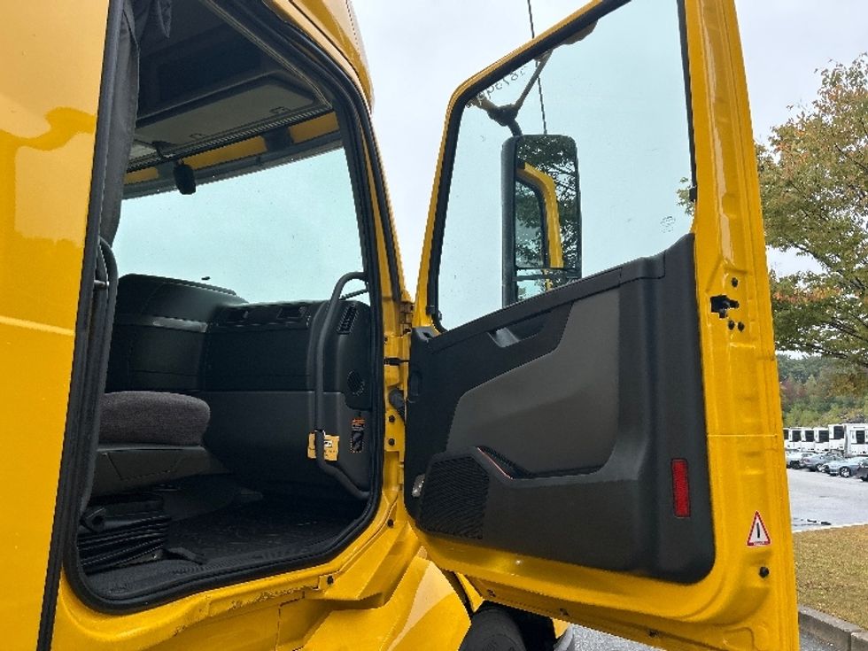 Sleeper Tractor-Heavy Duty Tractors-Volvo-2022-VNL64760-Fitchburg-MA-377,237\n\t\tmiles-$ 79,750 - Image 13