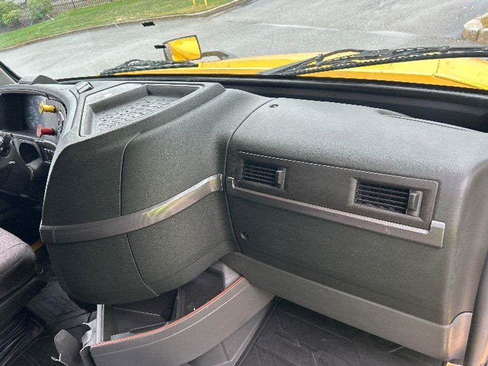 Sleeper Tractor-Heavy Duty Tractors-Volvo-2022-VNL64760-Fitchburg-MA-377,237\n\t\tmiles-$ 79,750 - Image 14