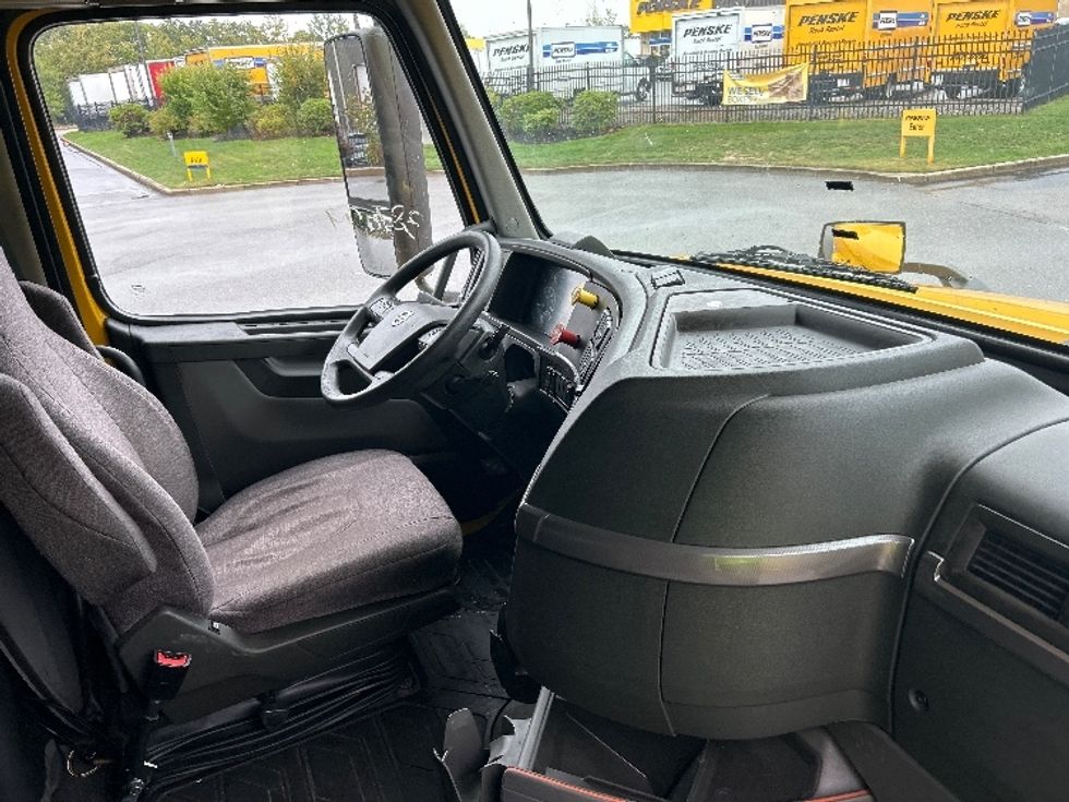 Sleeper Tractor-Heavy Duty Tractors-Volvo-2022-VNL64760-Fitchburg-MA-377,237\n\t\tmiles-$ 79,750 - Image 15