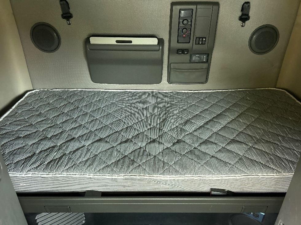 Sleeper Tractor-Heavy Duty Tractors-Volvo-2022-VNL64760-Fitchburg-MA-377,237\n\t\tmiles-$ 79,750 - Image 16