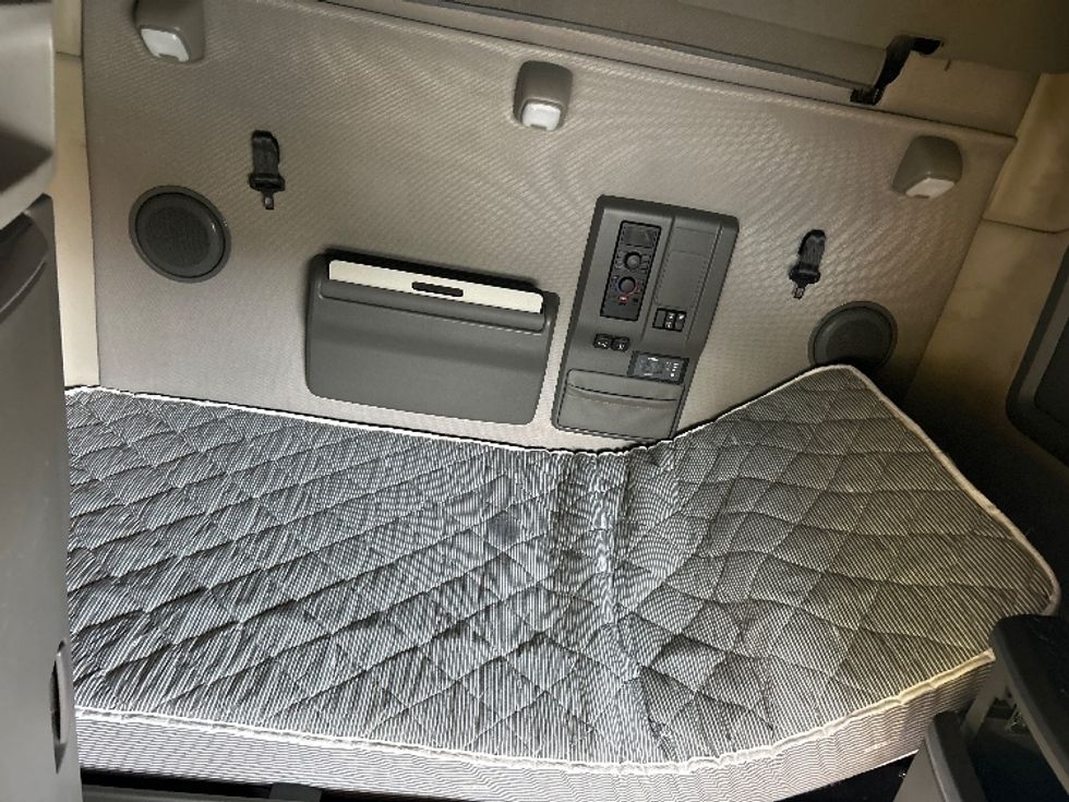 Sleeper Tractor-Heavy Duty Tractors-Volvo-2022-VNL64760-Fitchburg-MA-377,237\n\t\tmiles-$ 79,750 - Image 17