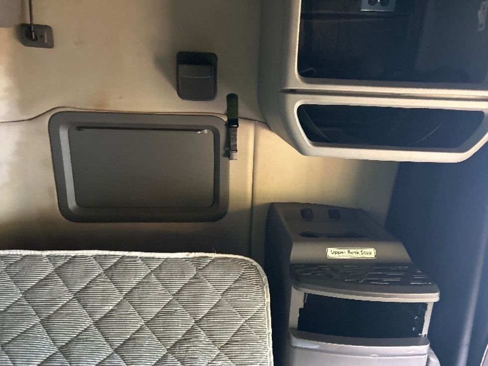 Sleeper Tractor-Heavy Duty Tractors-Volvo-2022-VNL64760-Fitchburg-MA-377,237\n\t\tmiles-$ 79,750 - Image 18