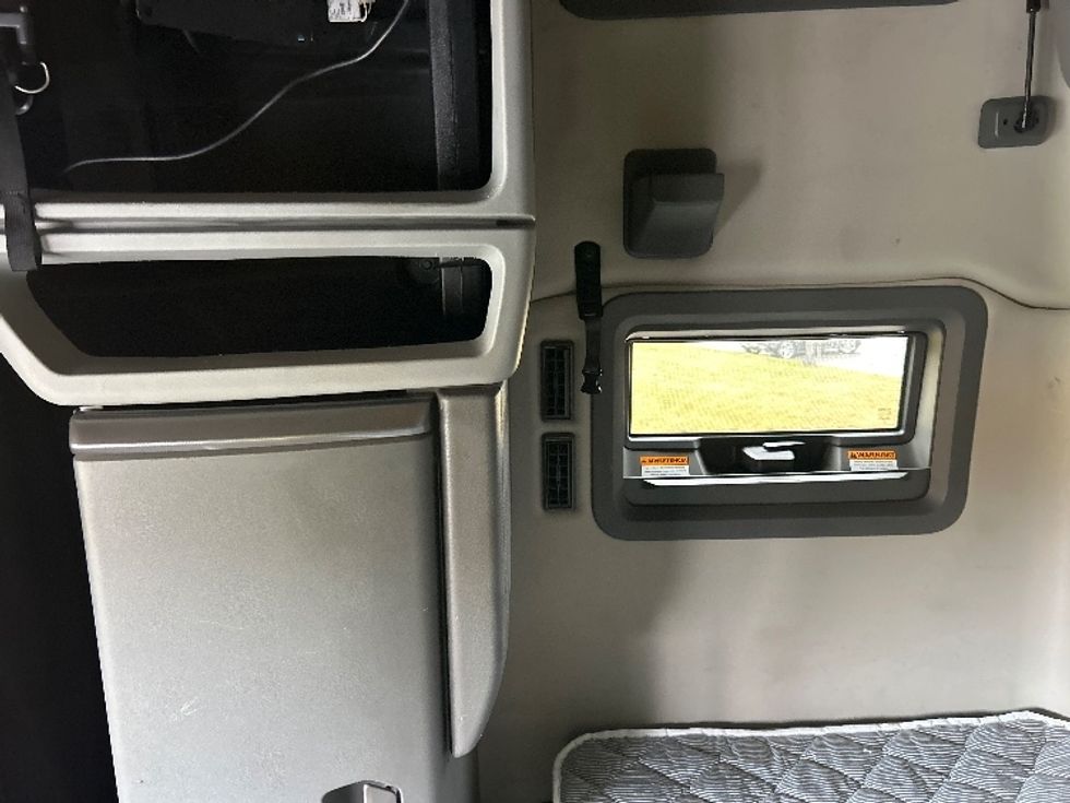 Sleeper Tractor-Heavy Duty Tractors-Volvo-2022-VNL64760-Fitchburg-MA-377,237\n\t\tmiles-$ 79,750 - Image 19