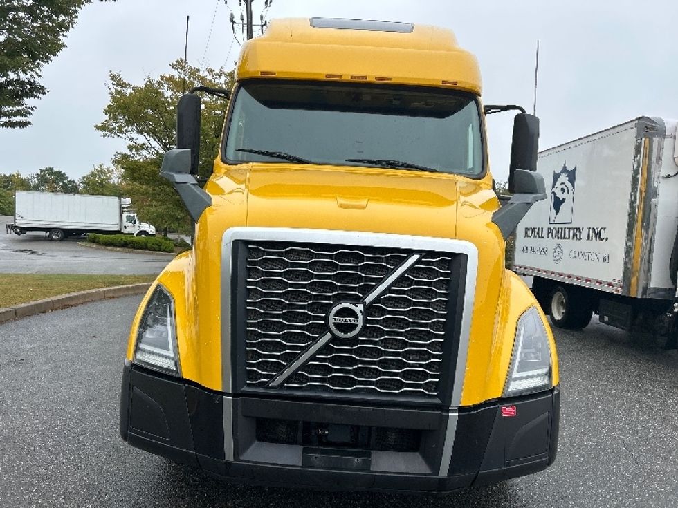 Sleeper Tractor-Heavy Duty Tractors-Volvo-2022-VNL64760-Fitchburg-MA-377,237\n\t\tmiles-$ 79,750 - Image 2