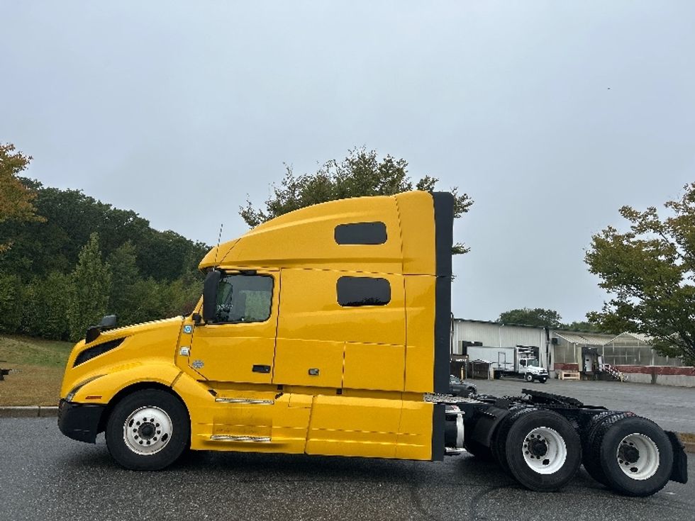 Sleeper Tractor-Heavy Duty Tractors-Volvo-2022-VNL64760-Fitchburg-MA-377,237\n\t\tmiles-$ 79,750 - Image 4