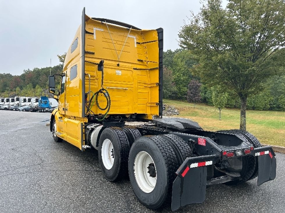 Sleeper Tractor-Heavy Duty Tractors-Volvo-2022-VNL64760-Fitchburg-MA-377,237\n\t\tmiles-$ 79,750 - Image 5