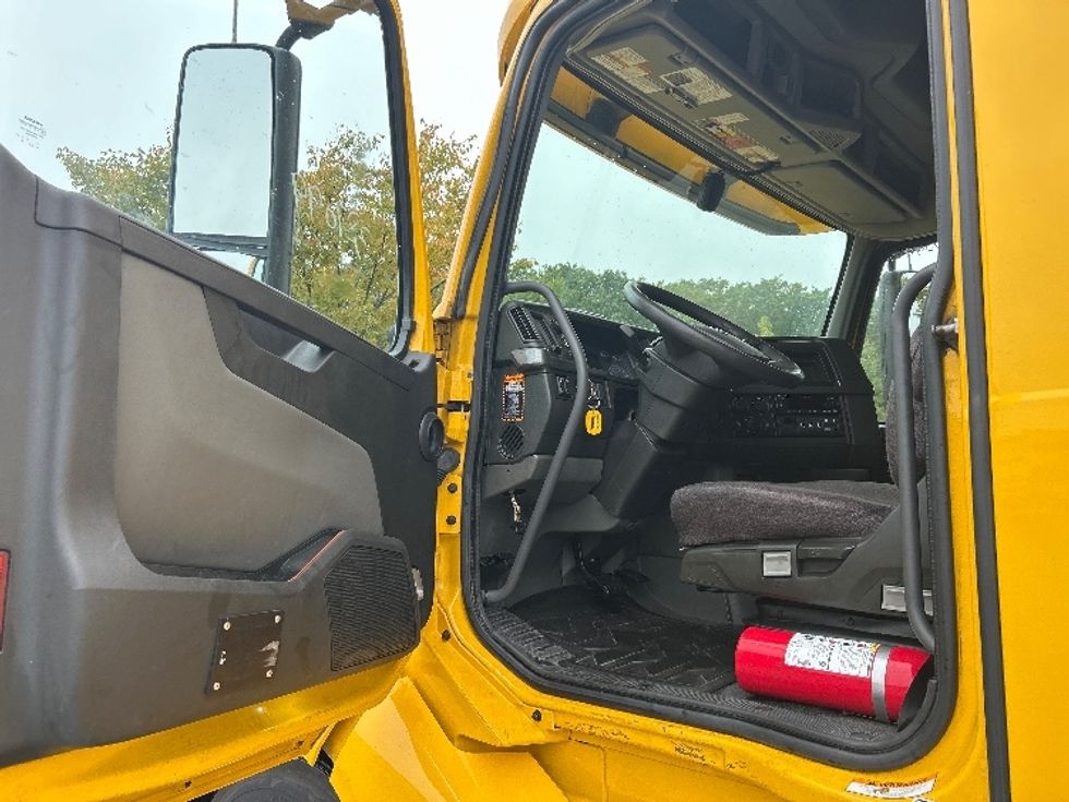 Sleeper Tractor-Heavy Duty Tractors-Volvo-2022-VNL64760-Fitchburg-MA-377,237\n\t\tmiles-$ 79,750 - Image 9
