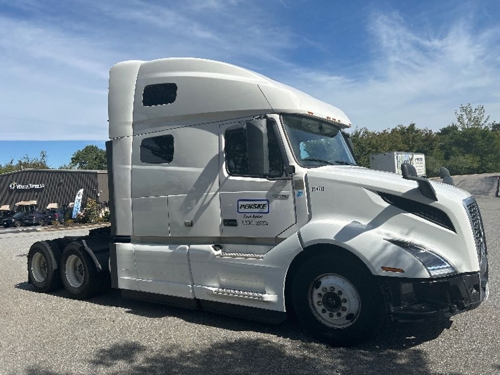 Sleeper Tractor-Heavy Duty Tractors-Volvo-2022-VNL64760-Fitchburg-MA-585,416\n\t\tmiles-$ 64,250 - Image 1