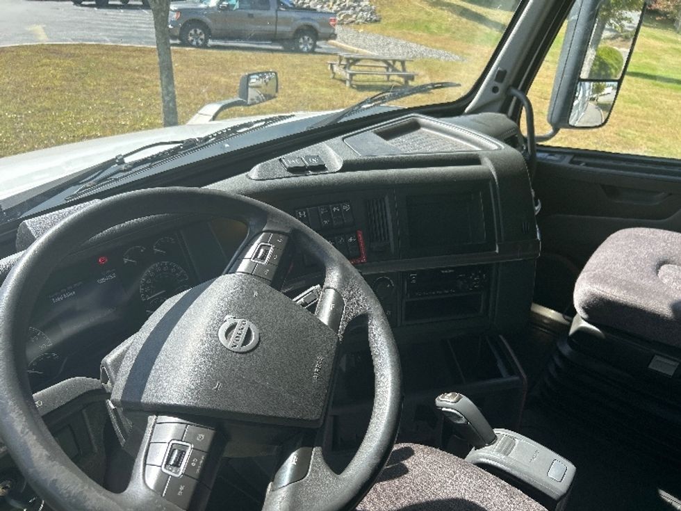 Sleeper Tractor-Heavy Duty Tractors-Volvo-2022-VNL64760-Fitchburg-MA-585,416\n\t\tmiles-$ 64,250 - Image 10