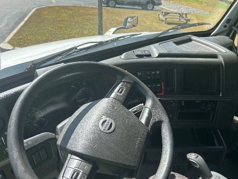 Sleeper Tractor-Heavy Duty Tractors-Volvo-2022-VNL64760-Fitchburg-MA-585,416\n\t\tmiles-$ 64,250 - Image 11