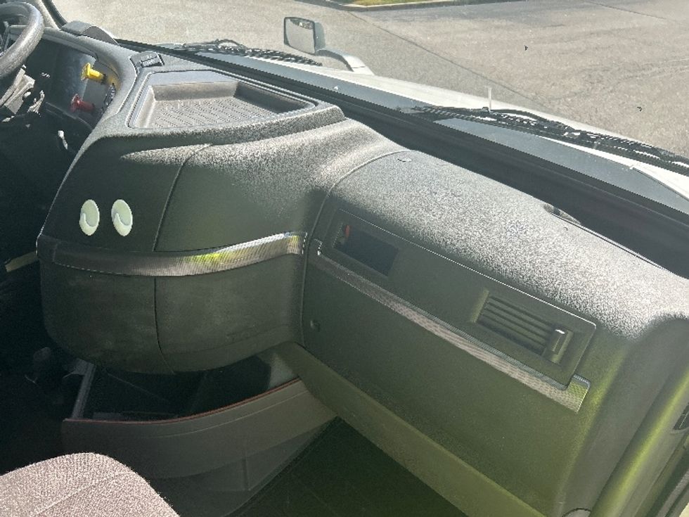 Sleeper Tractor-Heavy Duty Tractors-Volvo-2022-VNL64760-Fitchburg-MA-585,416\n\t\tmiles-$ 64,250 - Image 14