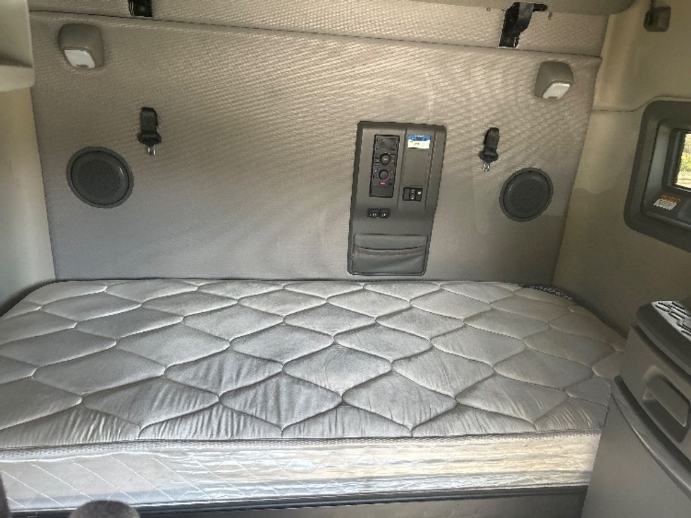 Sleeper Tractor-Heavy Duty Tractors-Volvo-2022-VNL64760-Fitchburg-MA-585,416\n\t\tmiles-$ 64,250 - Image 16